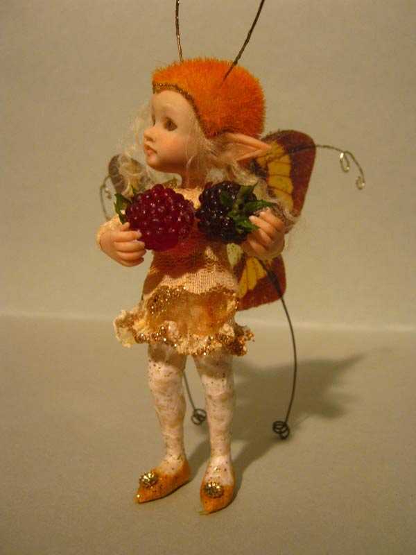 Little Fairy fae Mabel and the blackberries